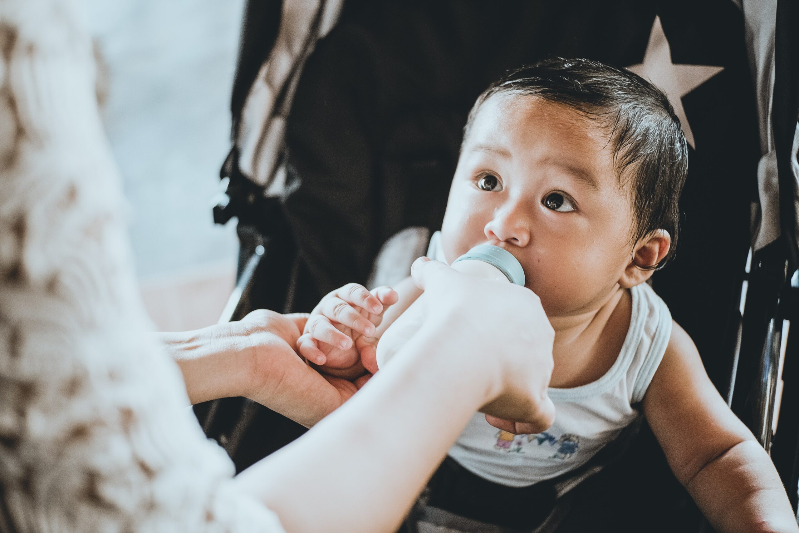 bambino che prende il latte