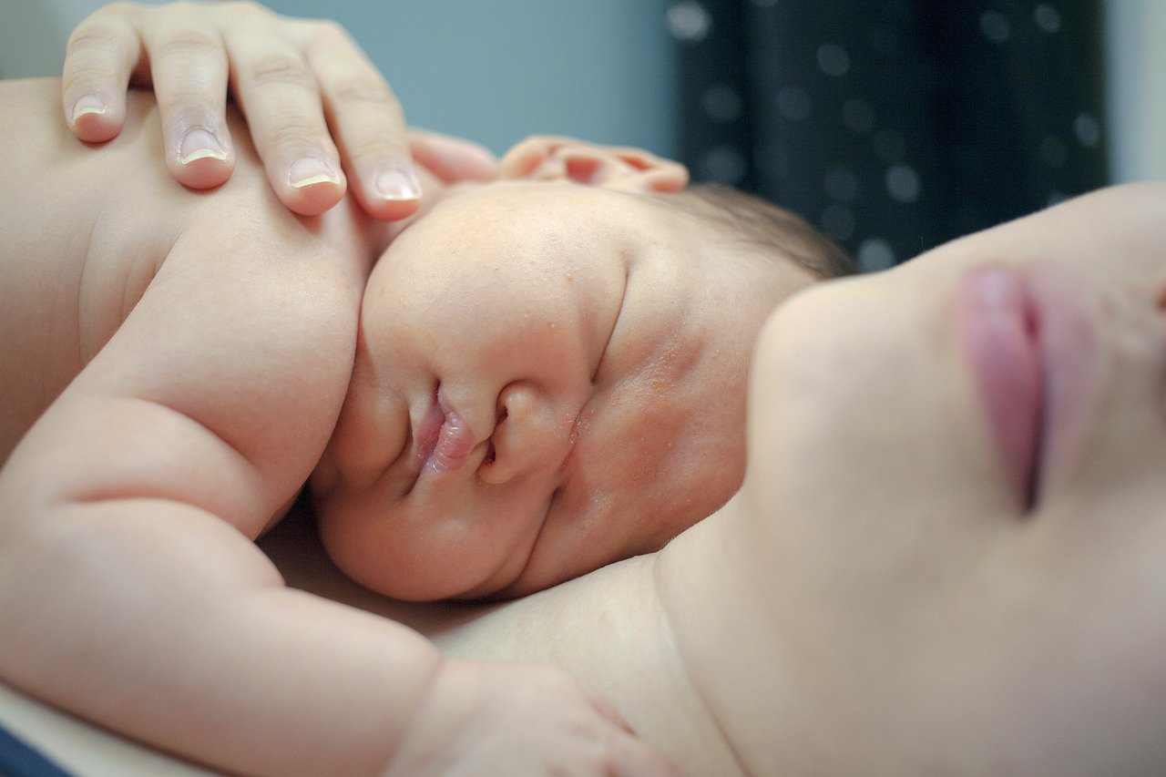 Come usare il cuscino per allattamento: bebè con mamma